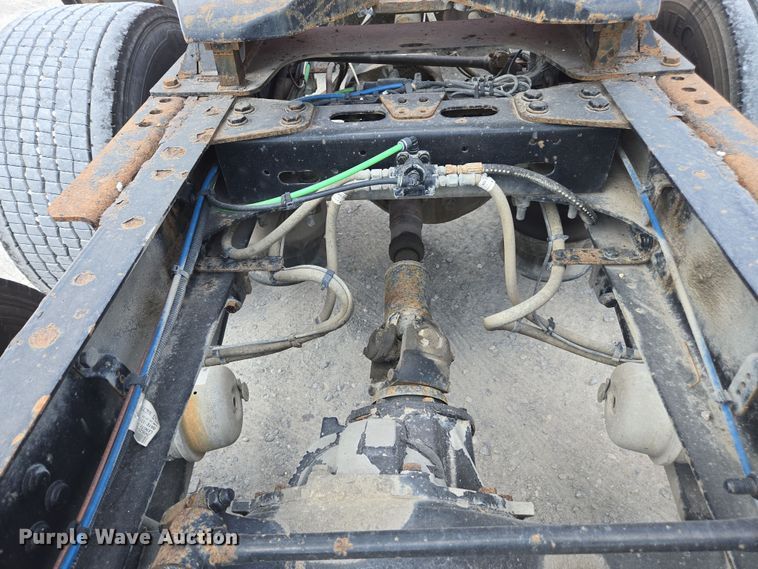 image for item FB9458 2017 Freightliner Cascadia semi truck