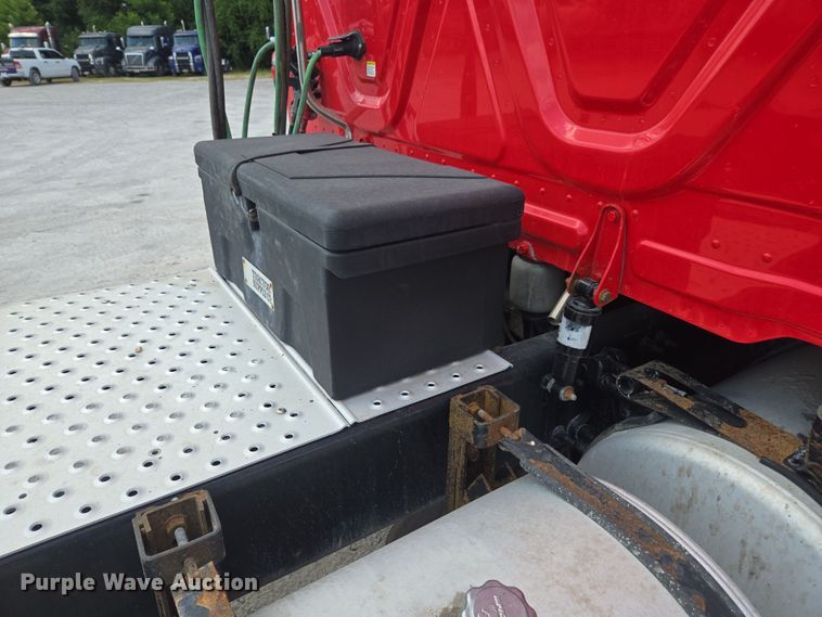 image for item FB9458 2017 Freightliner Cascadia semi truck