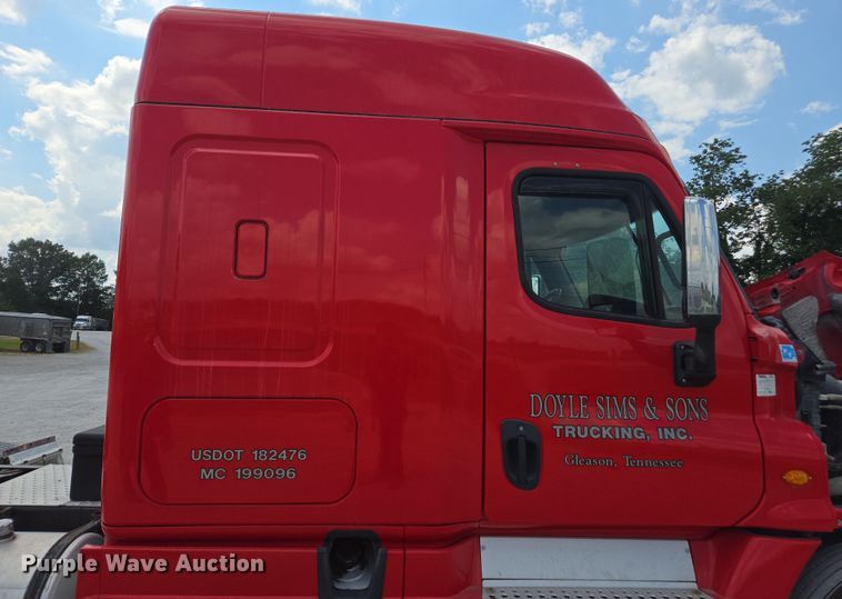 image for item FB9458 2017 Freightliner Cascadia semi truck