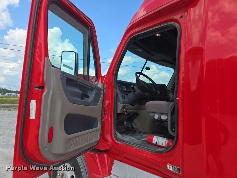 image for item FB9458 2017 Freightliner Cascadia semi truck