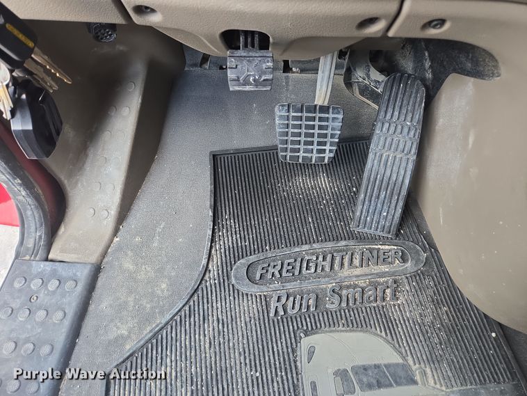 image for item FB9458 2017 Freightliner Cascadia semi truck