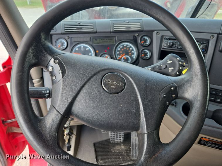 image for item FB9458 2017 Freightliner Cascadia semi truck