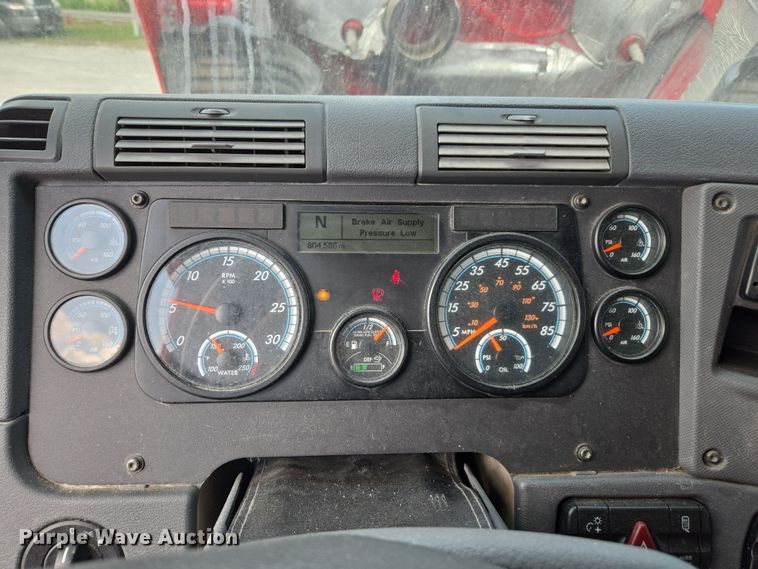 image for item FB9458 2017 Freightliner Cascadia semi truck