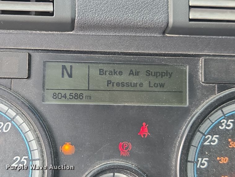 image for item FB9458 2017 Freightliner Cascadia semi truck