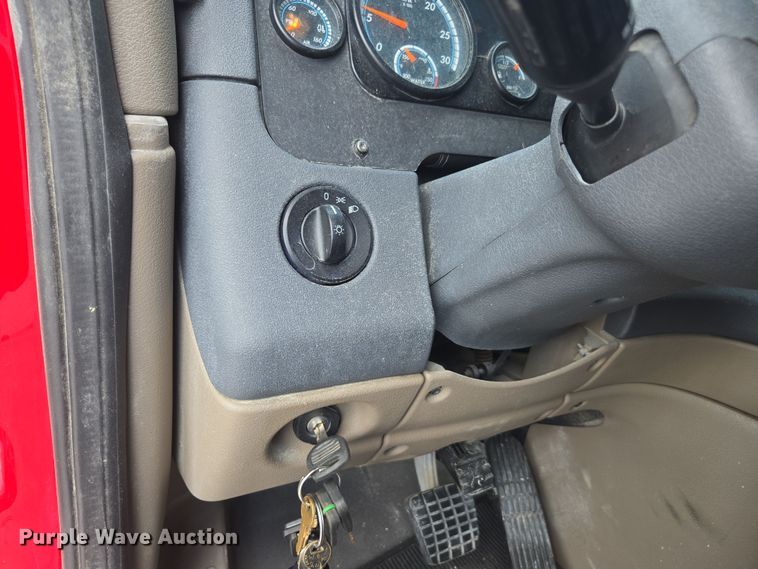 image for item FB9458 2017 Freightliner Cascadia semi truck