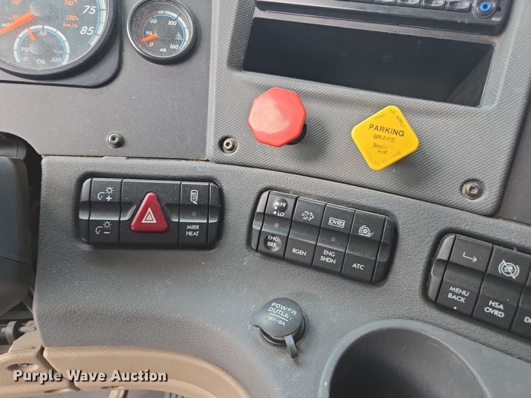 image for item FB9458 2017 Freightliner Cascadia semi truck