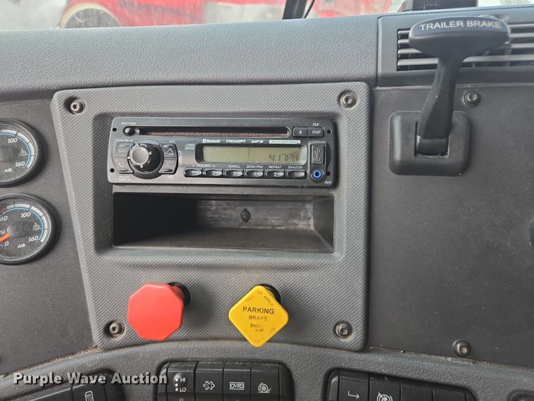 image for item FB9458 2017 Freightliner Cascadia semi truck