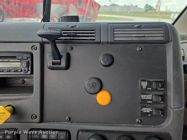 image for item FB9458 2017 Freightliner Cascadia semi truck