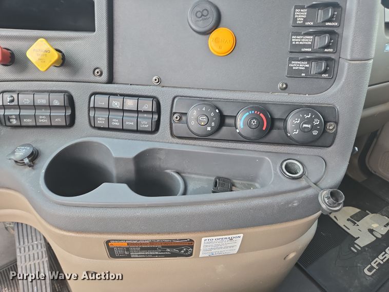 image for item FB9458 2017 Freightliner Cascadia semi truck