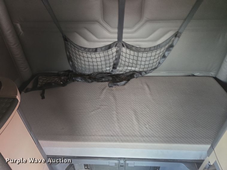 image for item FB9458 2017 Freightliner Cascadia semi truck