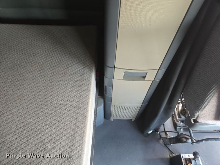 image for item FB9458 2017 Freightliner Cascadia semi truck