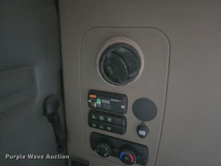 image for item FB9458 2017 Freightliner Cascadia semi truck