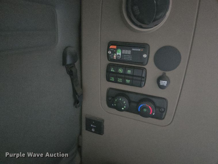 image for item FB9458 2017 Freightliner Cascadia semi truck