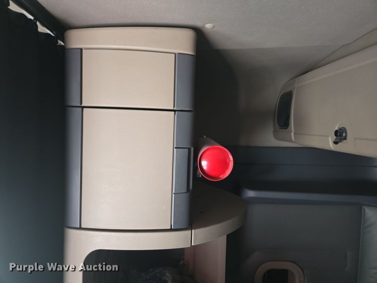 image for item FB9458 2017 Freightliner Cascadia semi truck