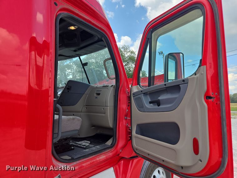 image for item FB9458 2017 Freightliner Cascadia semi truck