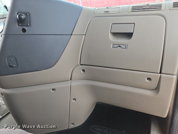 image for item FB9458 2017 Freightliner Cascadia semi truck