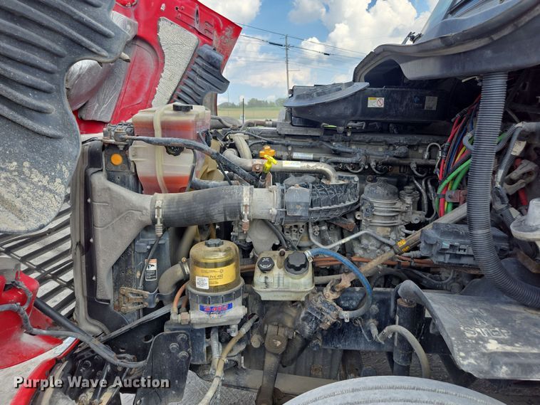 image for item FB9458 2017 Freightliner Cascadia semi truck