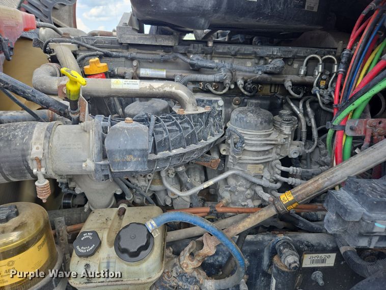 image for item FB9458 2017 Freightliner Cascadia semi truck