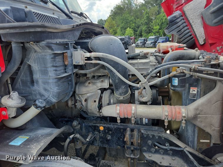 image for item FB9458 2017 Freightliner Cascadia semi truck