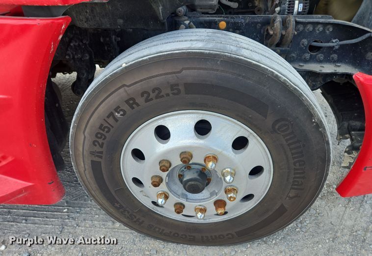 image for item FB9458 2017 Freightliner Cascadia semi truck