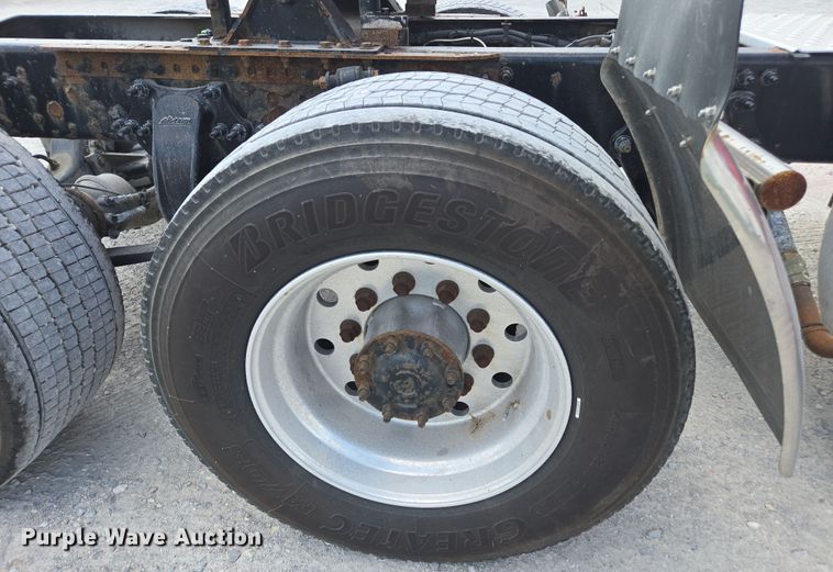 image for item FB9458 2017 Freightliner Cascadia semi truck