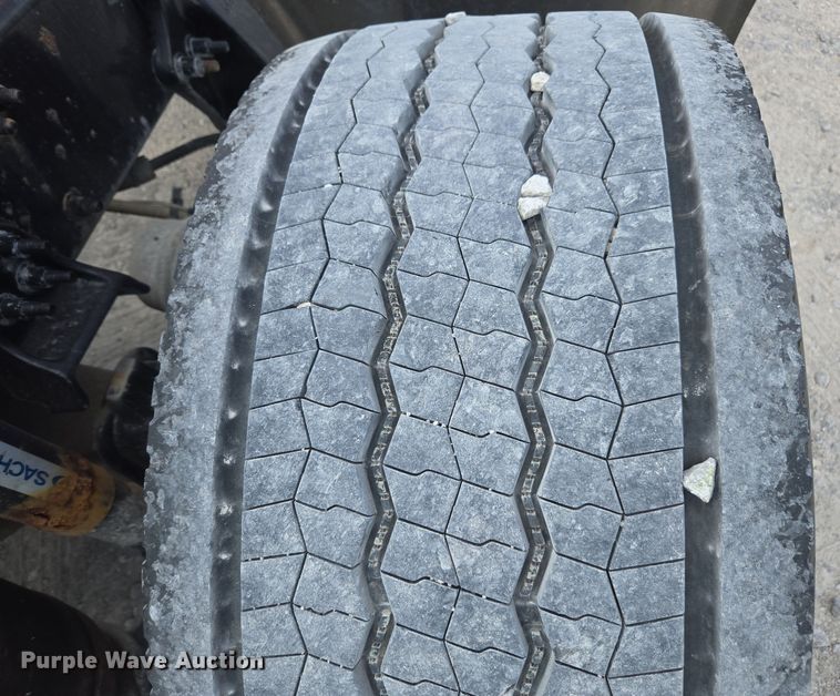 image for item FB9458 2017 Freightliner Cascadia semi truck