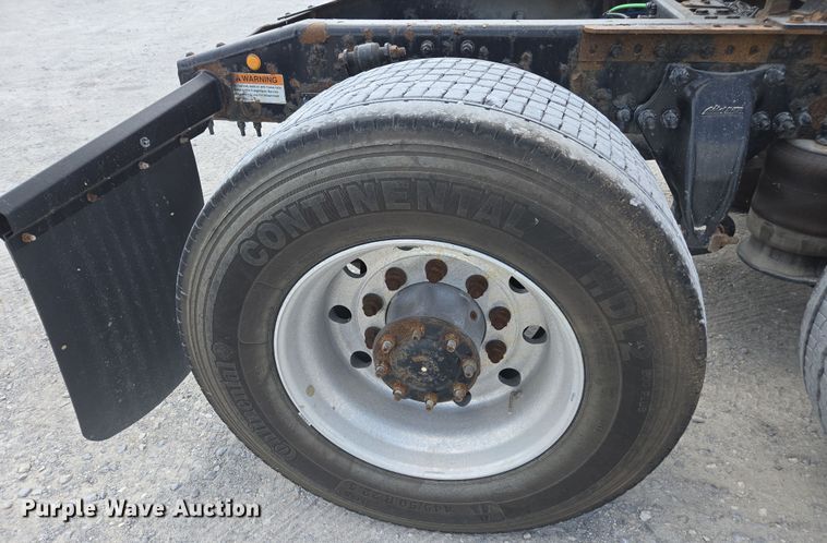 image for item FB9458 2017 Freightliner Cascadia semi truck