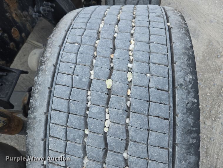 image for item FB9458 2017 Freightliner Cascadia semi truck