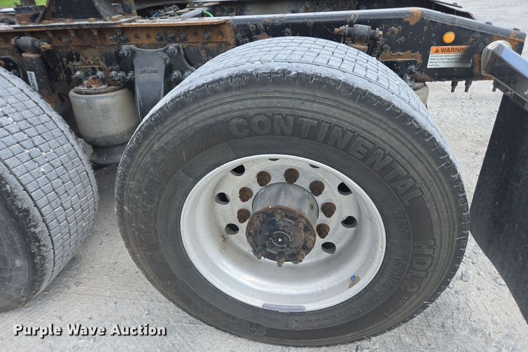 image for item FB9458 2017 Freightliner Cascadia semi truck