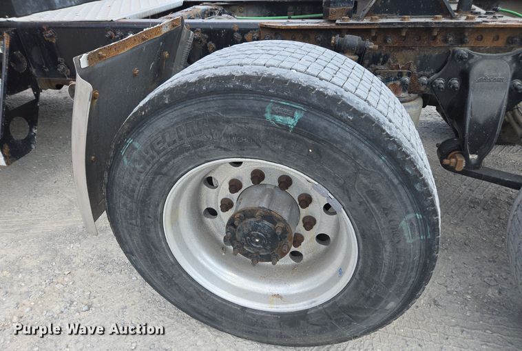 image for item FB9458 2017 Freightliner Cascadia semi truck