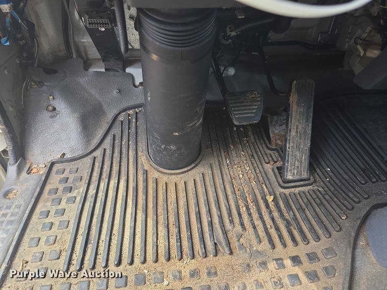 image for item YA0527 2015 Isuzu NPR box truck