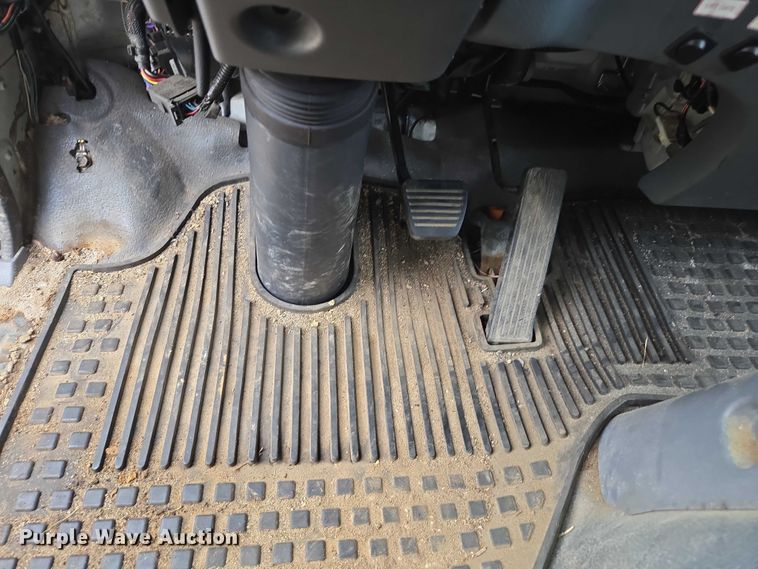 image for item YA0528 2015 Isuzu NPR box truck