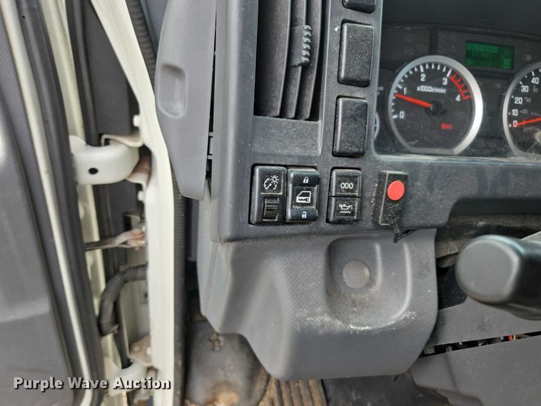 image for item YA0528 2015 Isuzu NPR box truck