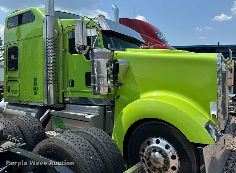image for item YA0570 2018 Kenworth W900 semi truck