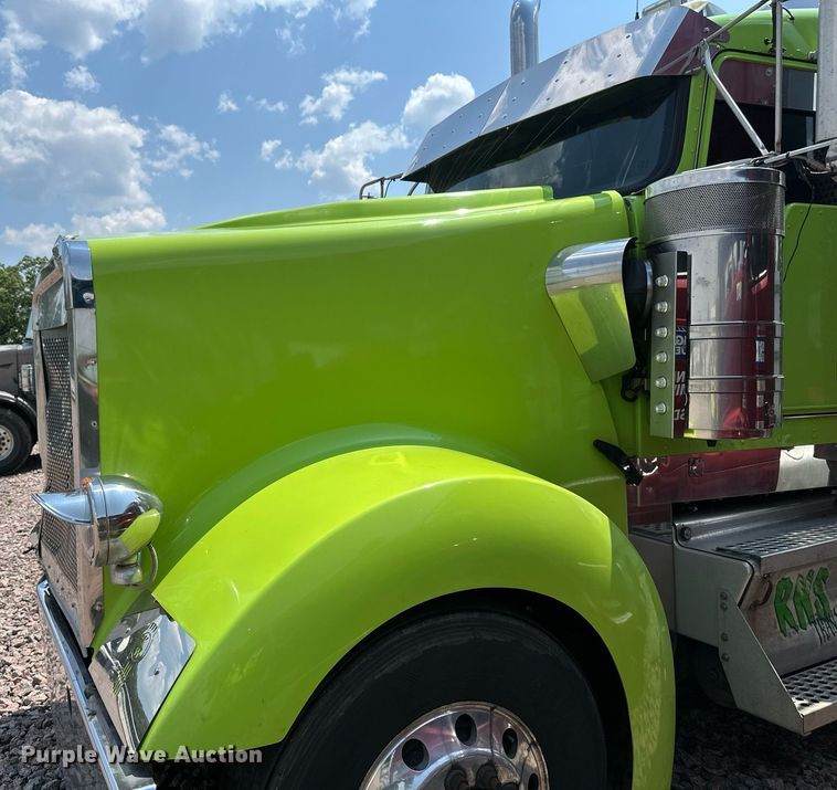 image for item YA0570 2018 Kenworth W900 semi truck