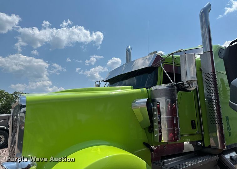 image for item YA0570 2018 Kenworth W900 semi truck