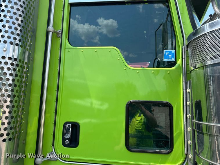 image for item YA0570 2018 Kenworth W900 semi truck