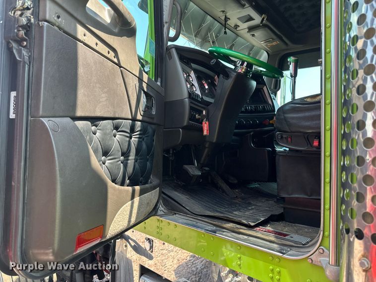 image for item YA0570 2018 Kenworth W900 semi truck