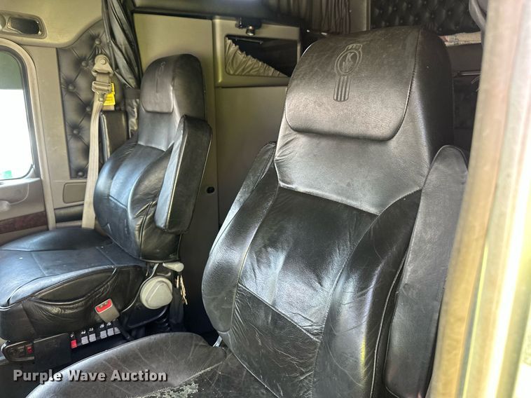 image for item YA0570 2018 Kenworth W900 semi truck