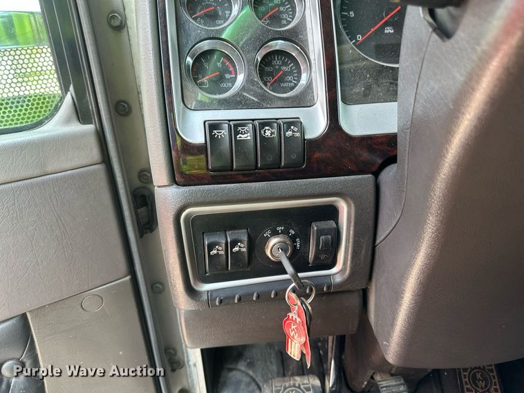 image for item YA0570 2018 Kenworth W900 semi truck