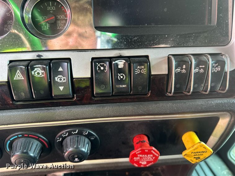 image for item YA0570 2018 Kenworth W900 semi truck