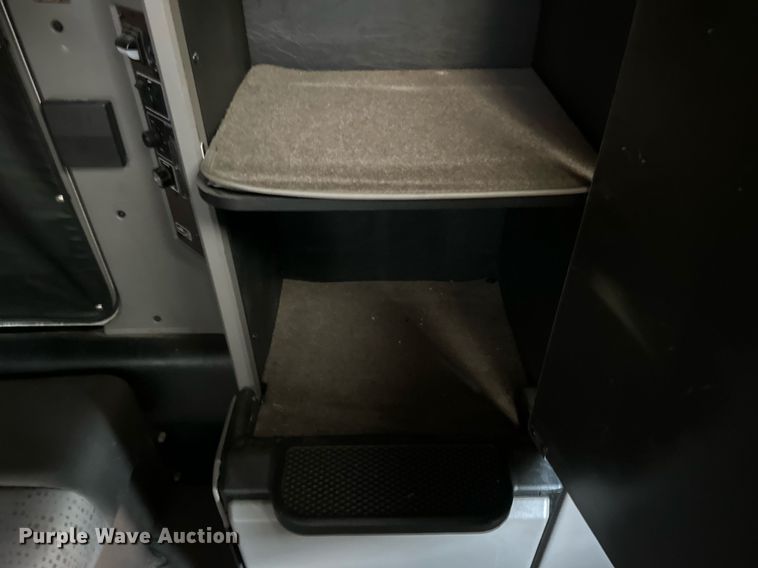 image for item YA0570 2018 Kenworth W900 semi truck