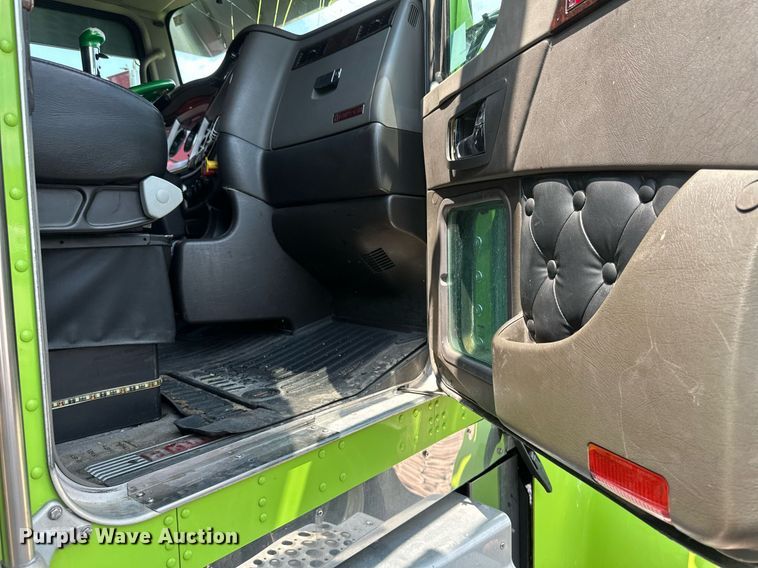 image for item YA0570 2018 Kenworth W900 semi truck