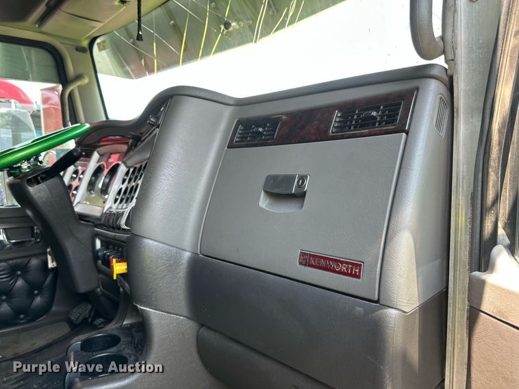 image for item YA0570 2018 Kenworth W900 semi truck