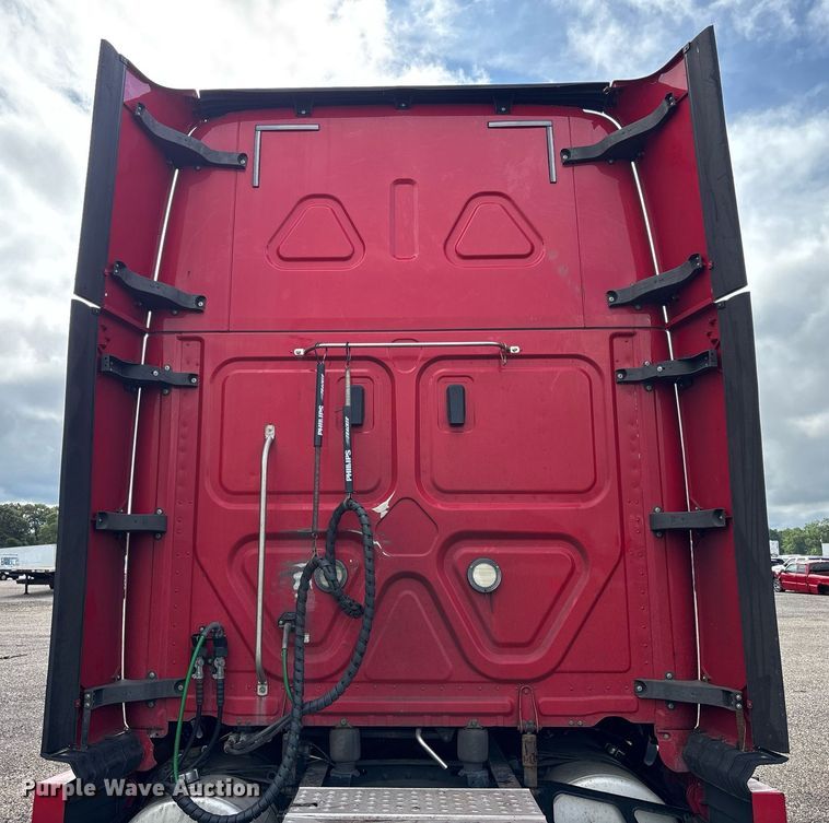 image for item YA0634 2019 Freightliner Cascadia 126 semi truck