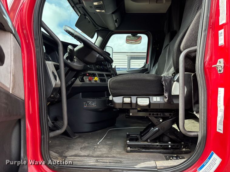 image for item YA0634 2019 Freightliner Cascadia 126 semi truck