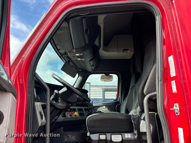 image for item YA0634 2019 Freightliner Cascadia 126 semi truck