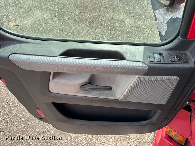 image for item YA0634 2019 Freightliner Cascadia 126 semi truck