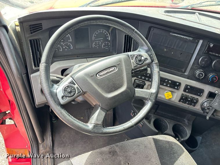 image for item YA0634 2019 Freightliner Cascadia 126 semi truck