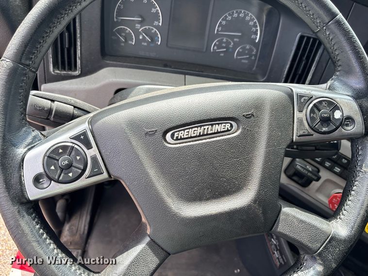 image for item YA0634 2019 Freightliner Cascadia 126 semi truck